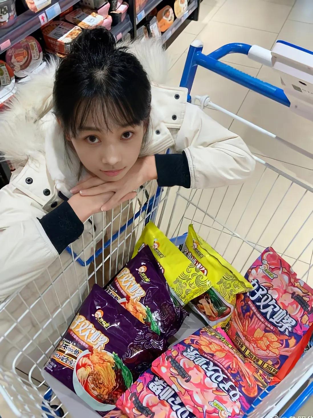 1.12月9日，杨丞琳在郑州演唱会上，开玩笑说“河南人爱骗人”引发热议，10日她