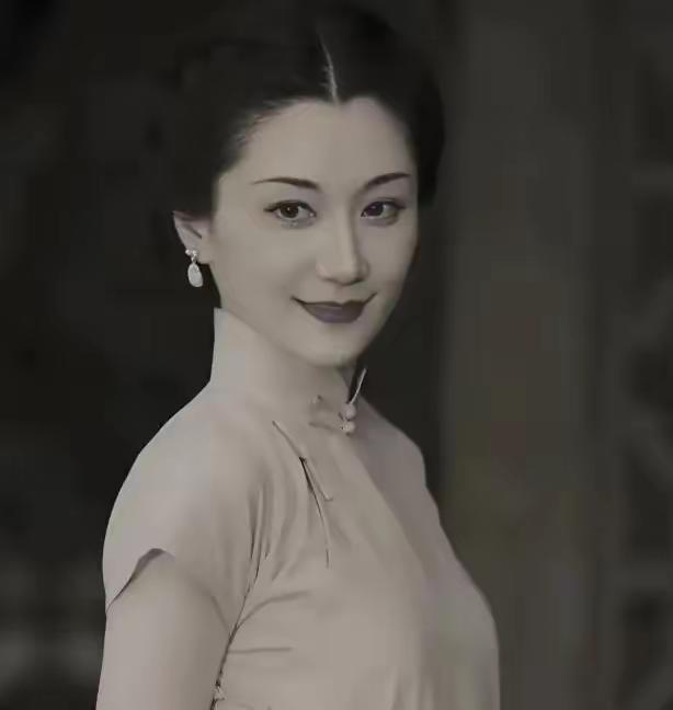 1930年，杜月笙的发妻沈月英，和表哥私会，云雨过后，她含泪嘱咐表哥：“你今天晚