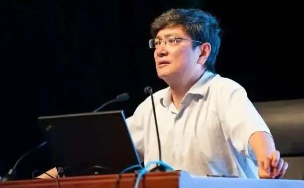 2012年，刚上任贵州大学校长的郑强在校园转了一圈，突然下令把满园老树全砍了。全