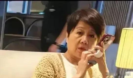 四和娱乐:关注
偶遇梁安琪，64岁素颜状态引发热议！

在澳门的某个豪华酒店大堂