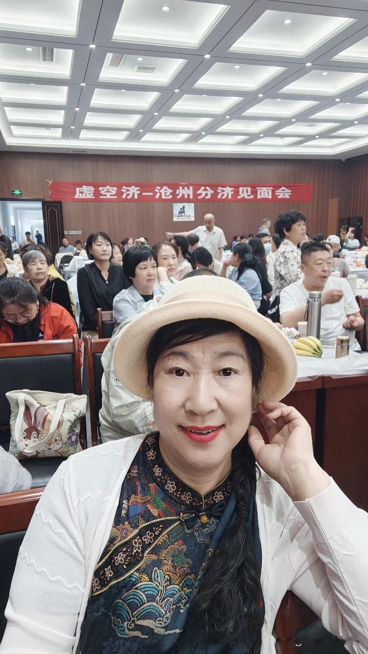 家人们好，我是三轮张姐。我和老伴常年在北京顺义生活，平日里日子平淡又忙碌。

就