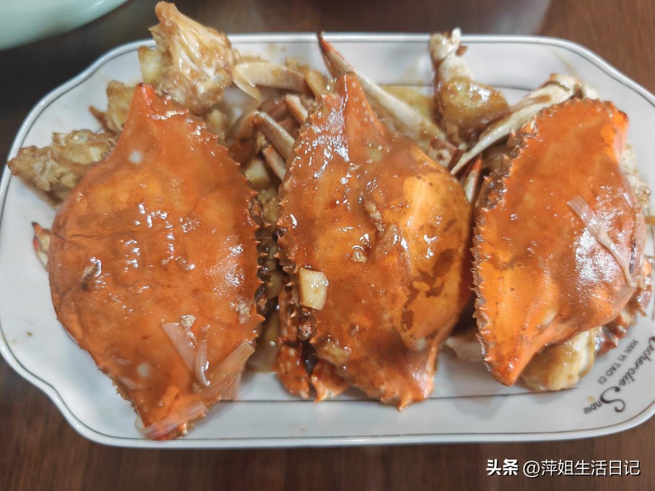 周天我们都在家吃的饭，儿媳负责在七鲜买的梭子蟹/花蛤/蛏子，儿子负责烹饪，我只是
