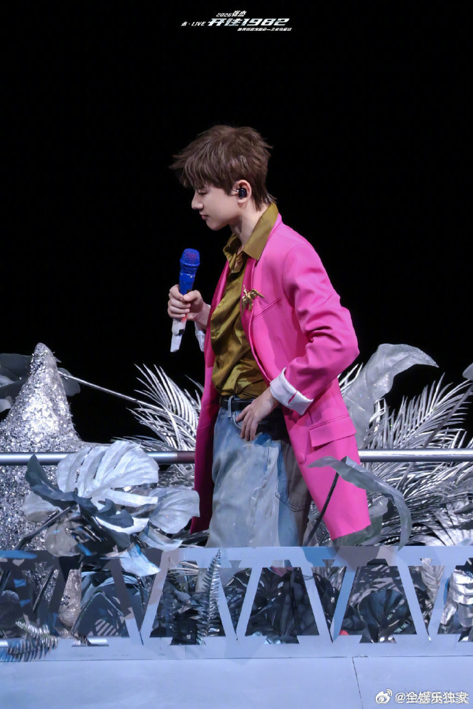 张杰演唱会每一场都有新惊喜每场都像拆限定盲盒，永远猜不到下一个惊喜，张杰用稳定唱