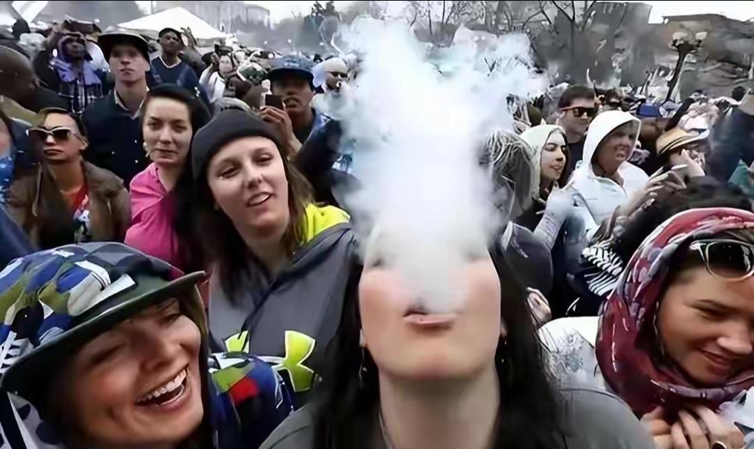 芬太尼正把街头变丧尸城
看看美国街头：一群人眼神空洞、走路打晃，不是拍戏，是芬太