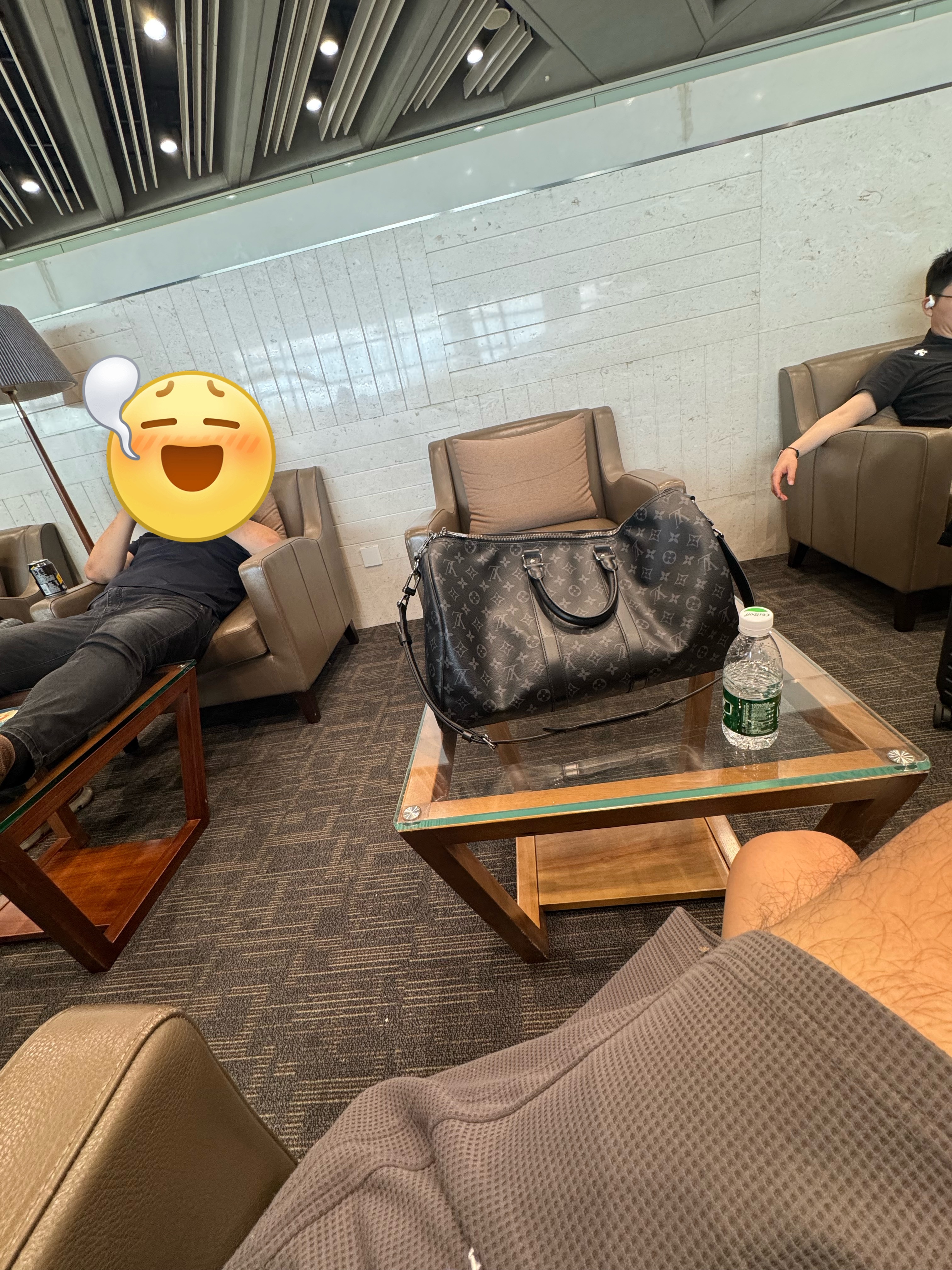 头等舱大佬就是不一样 腿都是支棱在桌子上的[666]  ​​​