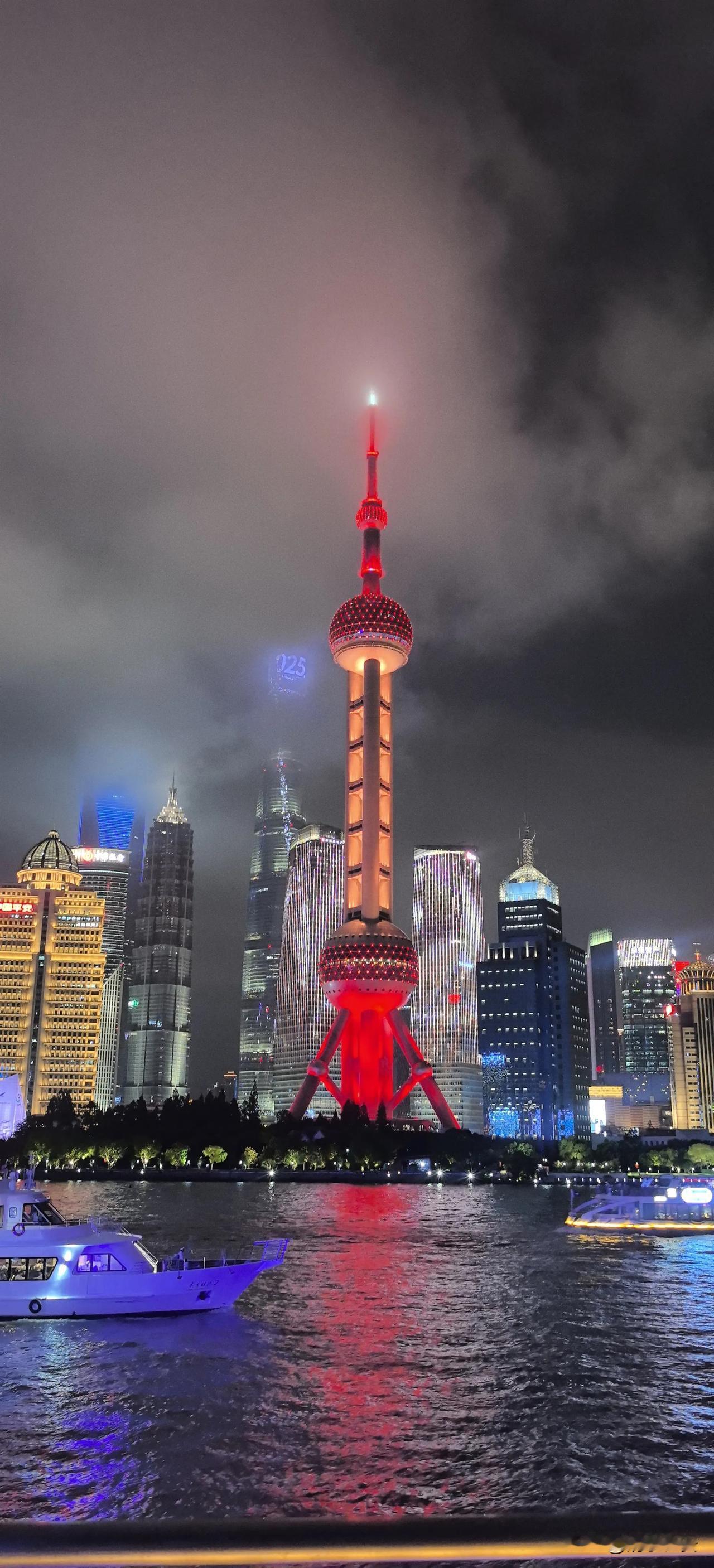 上海外滩
东方明珠一系列的风景
感叹
上海真的是魔都
一张照片
就可以代表
国家