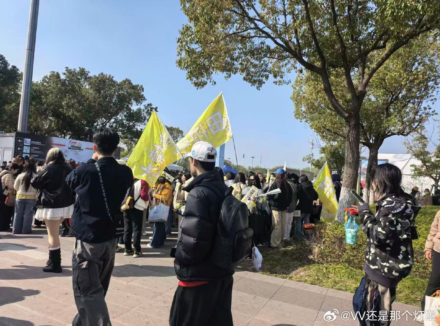 【破圈时刻】:F1中国大奖赛，排队入场的车迷拍下正在有序应援的田栩宁粉丝📸 