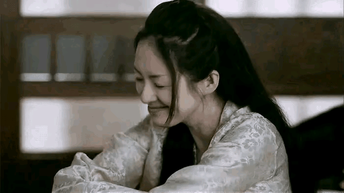 这撒娇女子可以肯定是章子怡！可是这怜香惜玉的男子，看起来很像那个谁？又叫不上名字