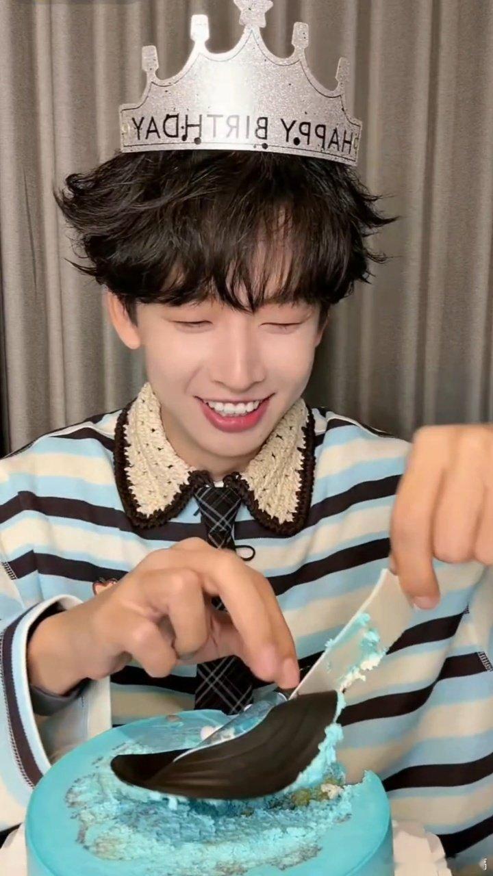 齐思钧直播生日快乐小齐！直播首发新歌《喂你好吗》听着真不错，大晚上听到这旋律，感