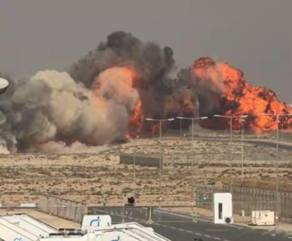 印度军工颜面尽失，光辉战机在迪拜航展坠毁！昨日，在迪拜航展的收尾表演中，印度军工