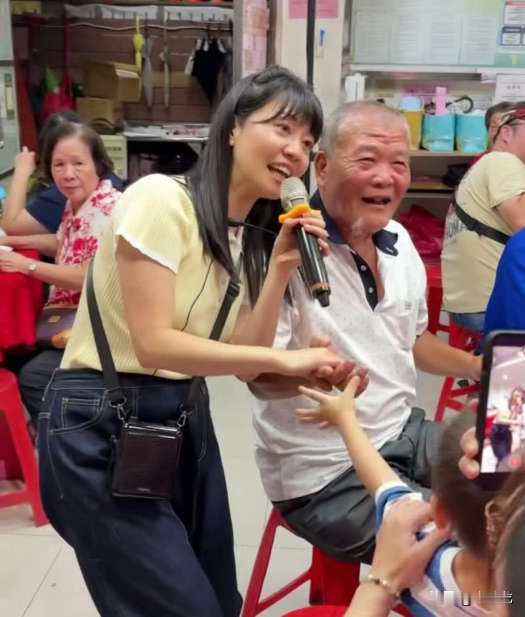 高嘉瑜：今天被92岁阿嬷偷亲了
网友：你亲回去

9月20号，高嘉瑜在社媒发布一
