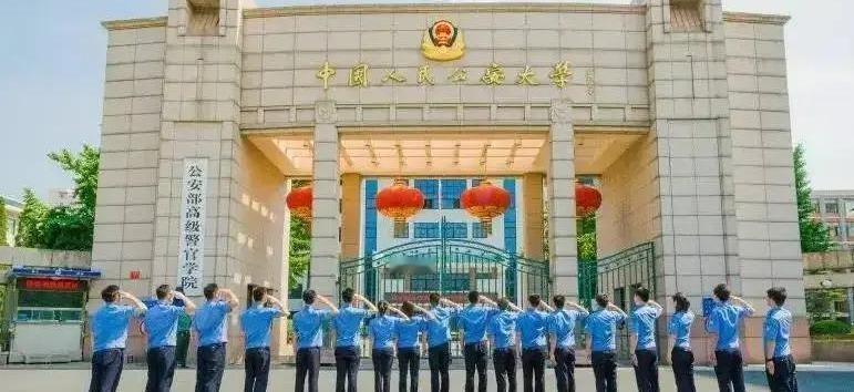 还在以为考上警校就等于端上铁饭碗？
这都什么年代了，这种老黄历早就该翻篇了。
现