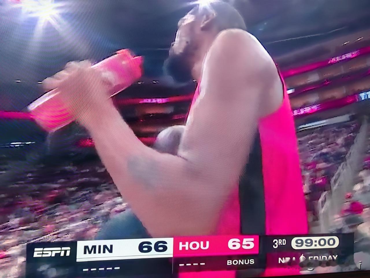 第三节还剩99分钟？
在火箭今天对阵森林狼的比赛第三节，出现了惊人的一幕。
火箭