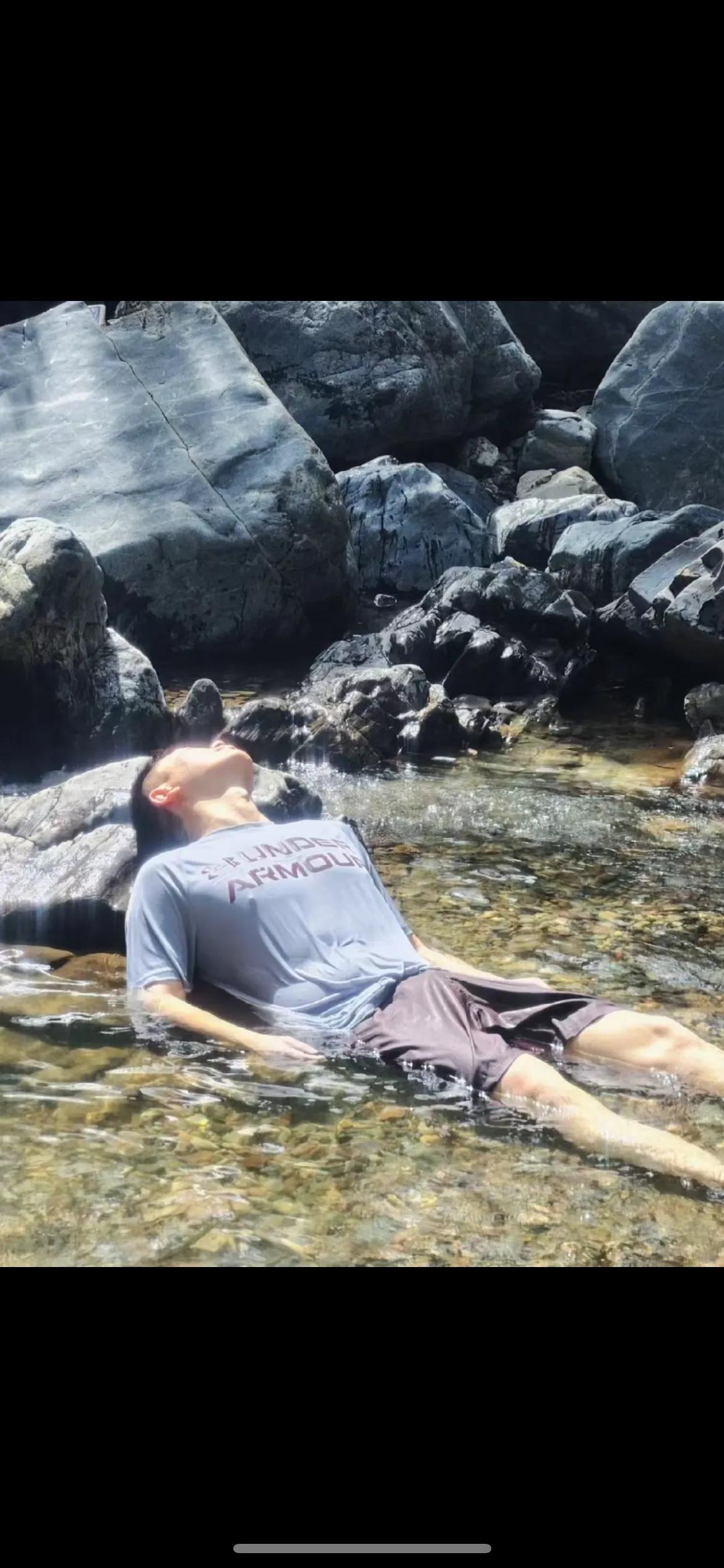 静观流水，闲坐石头。