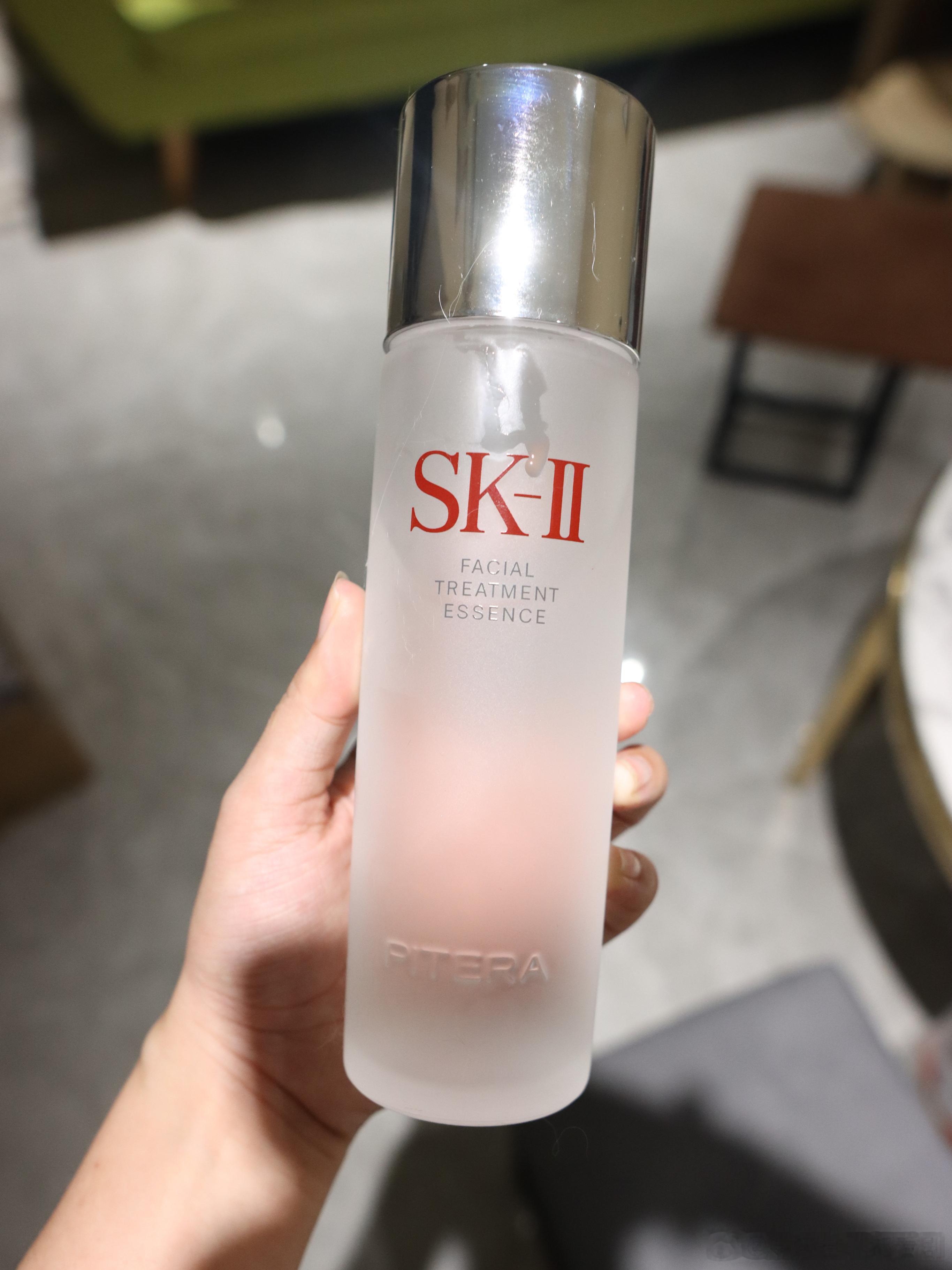 建议和我一样时不时长闭口的混油肌姐妹，试试用 sk2 神仙水湿敷局部，用不了多久