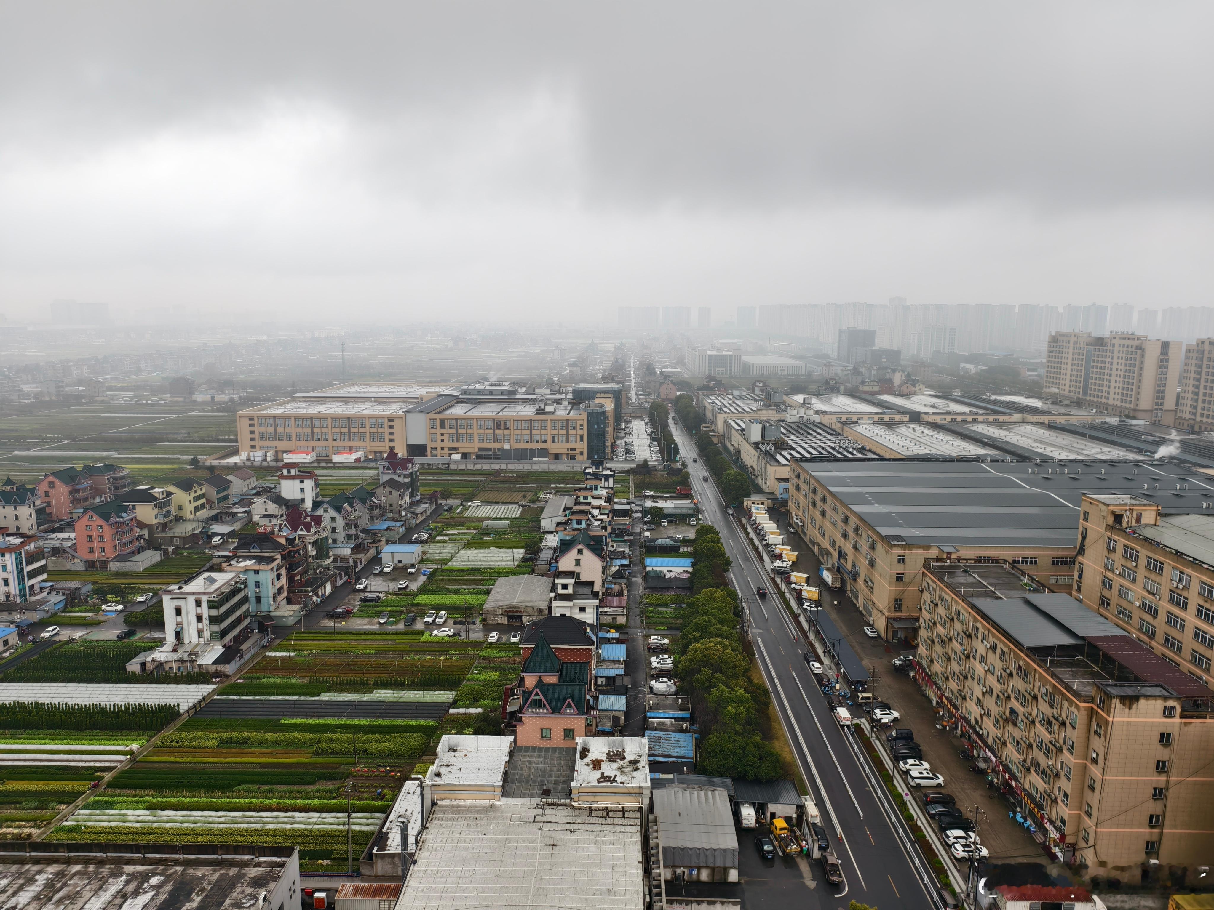 自从我搬进来，杭州就天天下雨，我想象中的阳光明媚呢！  ​​​