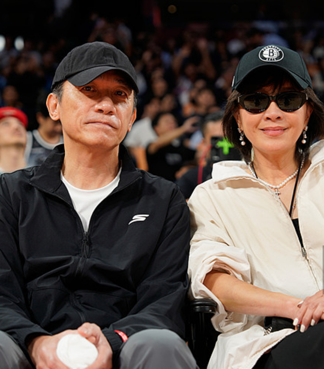 曾凡博NBA季前赛首秀NBA中国赛2025 梁朝伟、刘嘉玲也在场边观战NBA中国