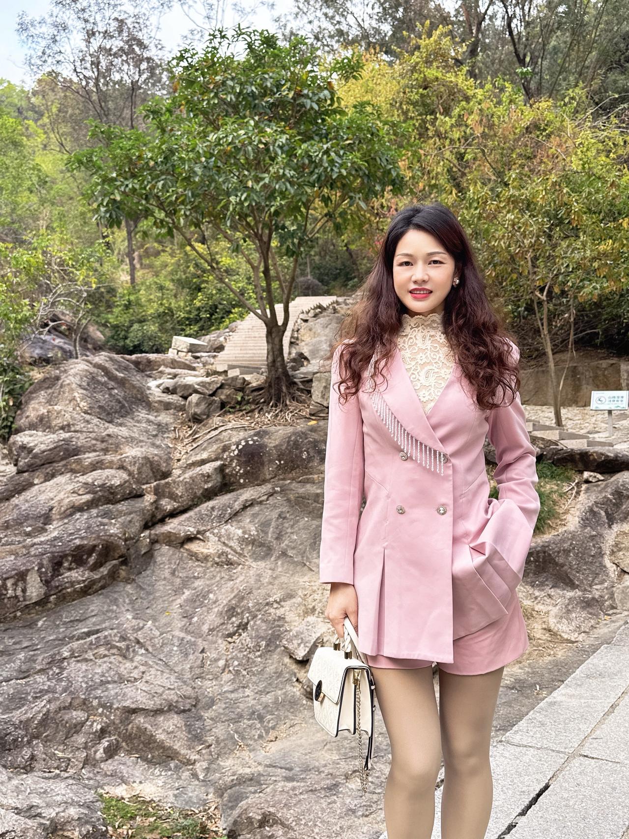 生活不挑日子，快乐不看天气，心若睛朗，人生处处是风景。用最宽的心，装最多的福穿搭