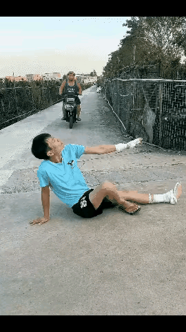 这位骑车大哥上当受骗了，一名穿篮衣服男子，假装手脚受伤，走不了路，慢慢一点一点的