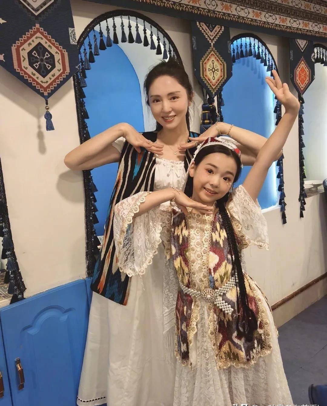 董璇新婚本该聚焦新夫，焦点却在女儿身上。
小酒窝登台直面佟丽娅麦迪娜，舞姿灵动气