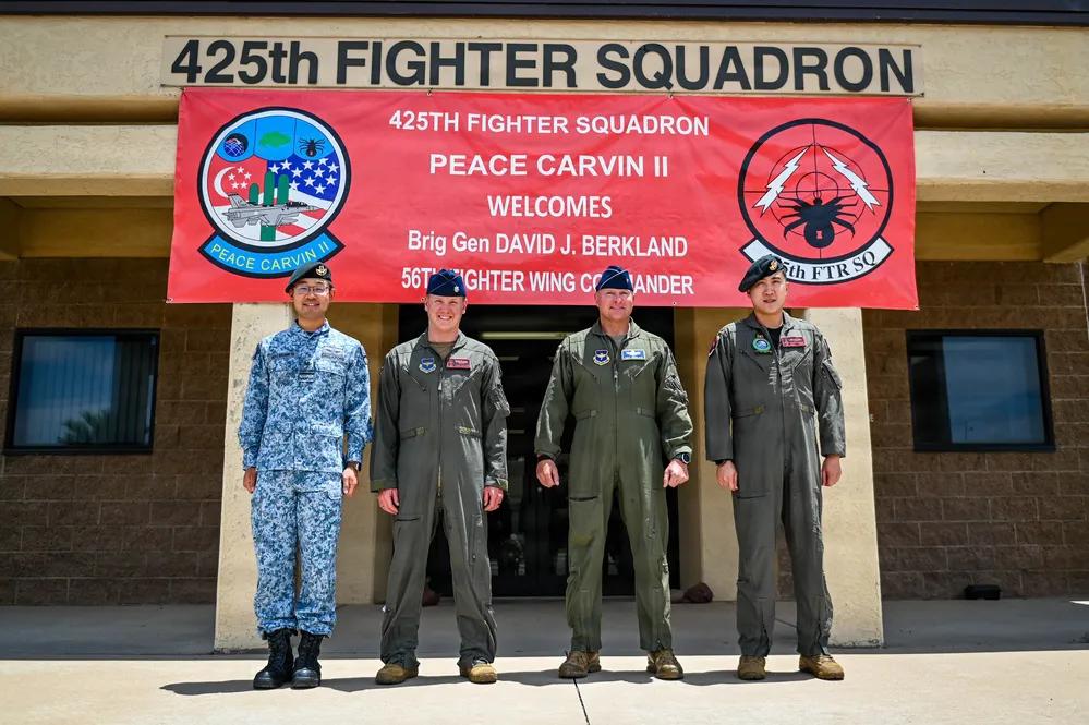 买东美国战斗机，武器，交培训费，新加坡可真有钱！
美国空军准将大卫·伯克兰，第5
