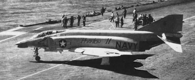 1960年4月，停放在美国海军“独立号”航母上的一架F4H-1F(F-4A)，这