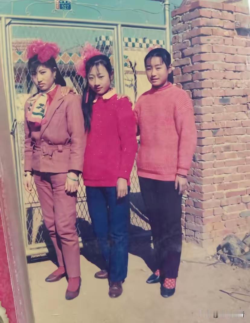 莎巾做头花，是我们八零后的女孩流行，记得我也有一个，粉色的，用两跟手指头交叉来回