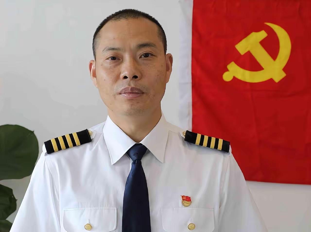 英雄机长刘传健被川航奖励500万人民币，谁知，他的妻子邹涵却没有任何高兴的表情，
