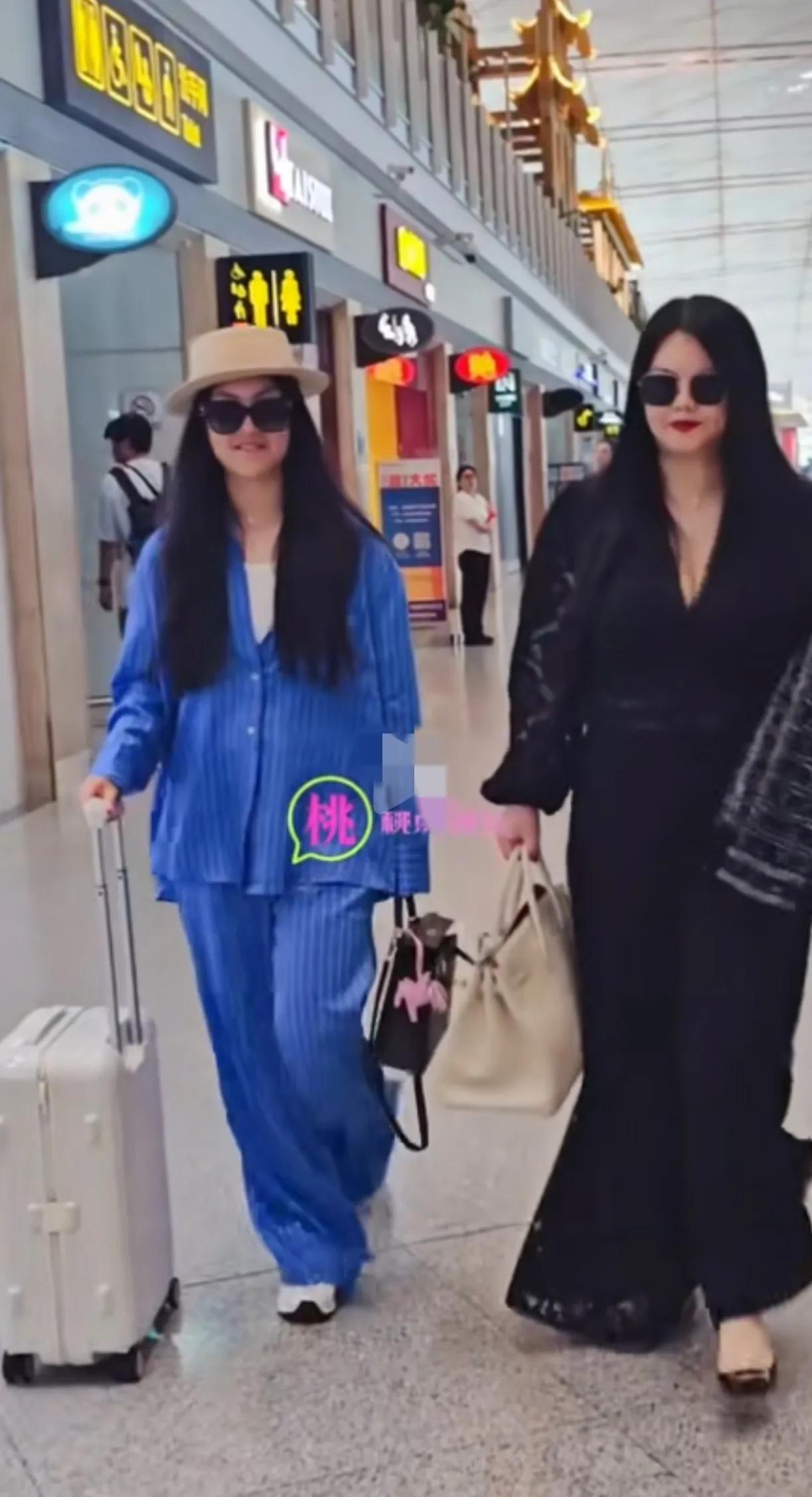 李湘总是喜欢穿一身黑，戴着墨镜酷酷的。
王诗龄穿着宽松的休闲套装，小肚腩明显，小