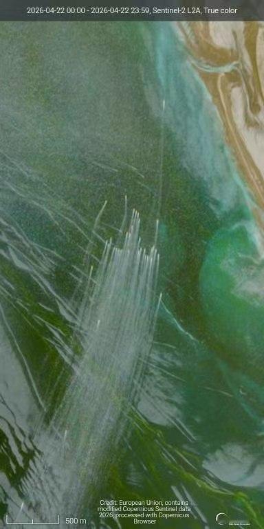 SENTINEL-2卫星拍到惊人画面，33艘伊朗快艇集群“狼群”突击，火力打击1