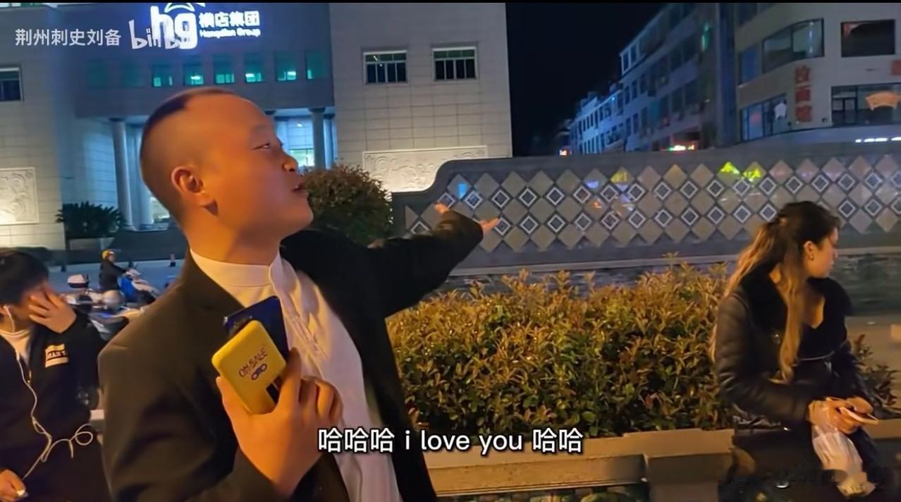 乌克兰美女被国内横店流浪汉围观调侃，这素质也太差了，跟印度阿三有什么区别。

评