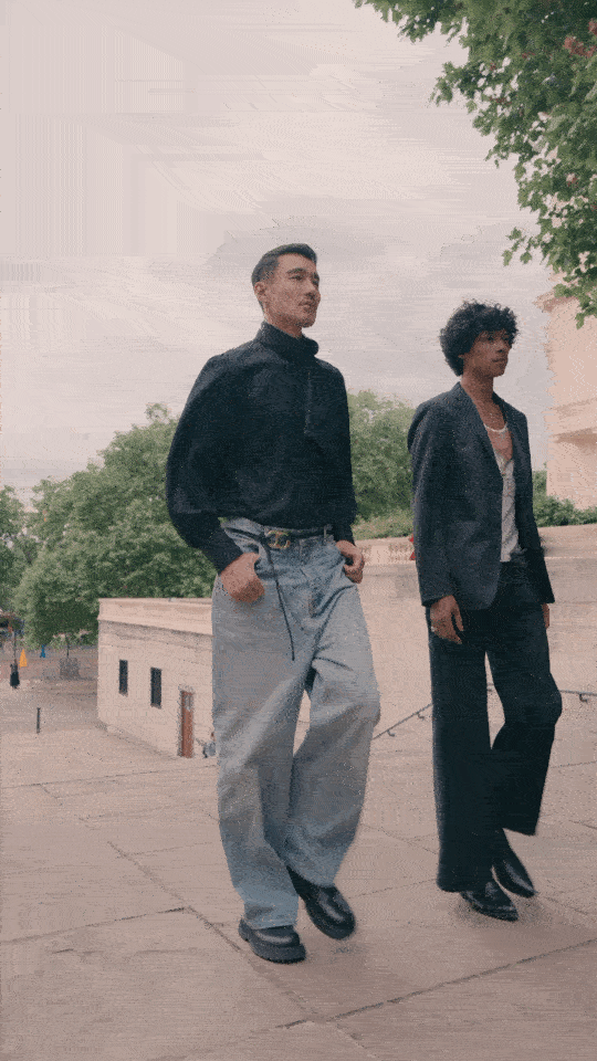 #胡兵和路人模特一起走秀# 胡兵在与路人模特的走秀中大放异彩，每一个动作都散发着