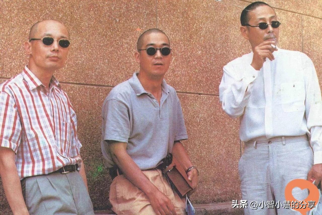 这是三位男明星早年间的一张合影，多数人能认出左右两边的演员，他们最有辨识度，是演