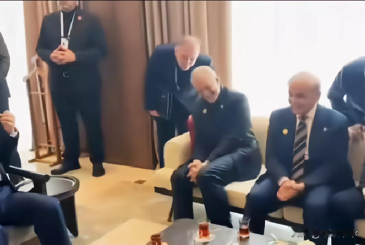 胜者至尊，在某国际峰会闲暇在瞬间，众国领袖在休息室聊天，“一战成名”的巴基斯坦领