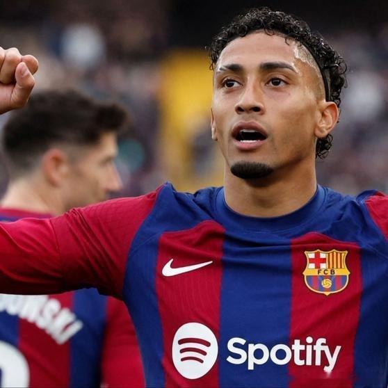 《AI评选：足坛现役25大顶级左边锋：拉菲尼亚位居榜首，孙兴慜排名第24》世界足