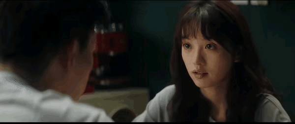 《半熟男女》瞿一芃和何知南说起高中时期，同桌嫌弃父亲身上那股味道时露出的嫌弃表情