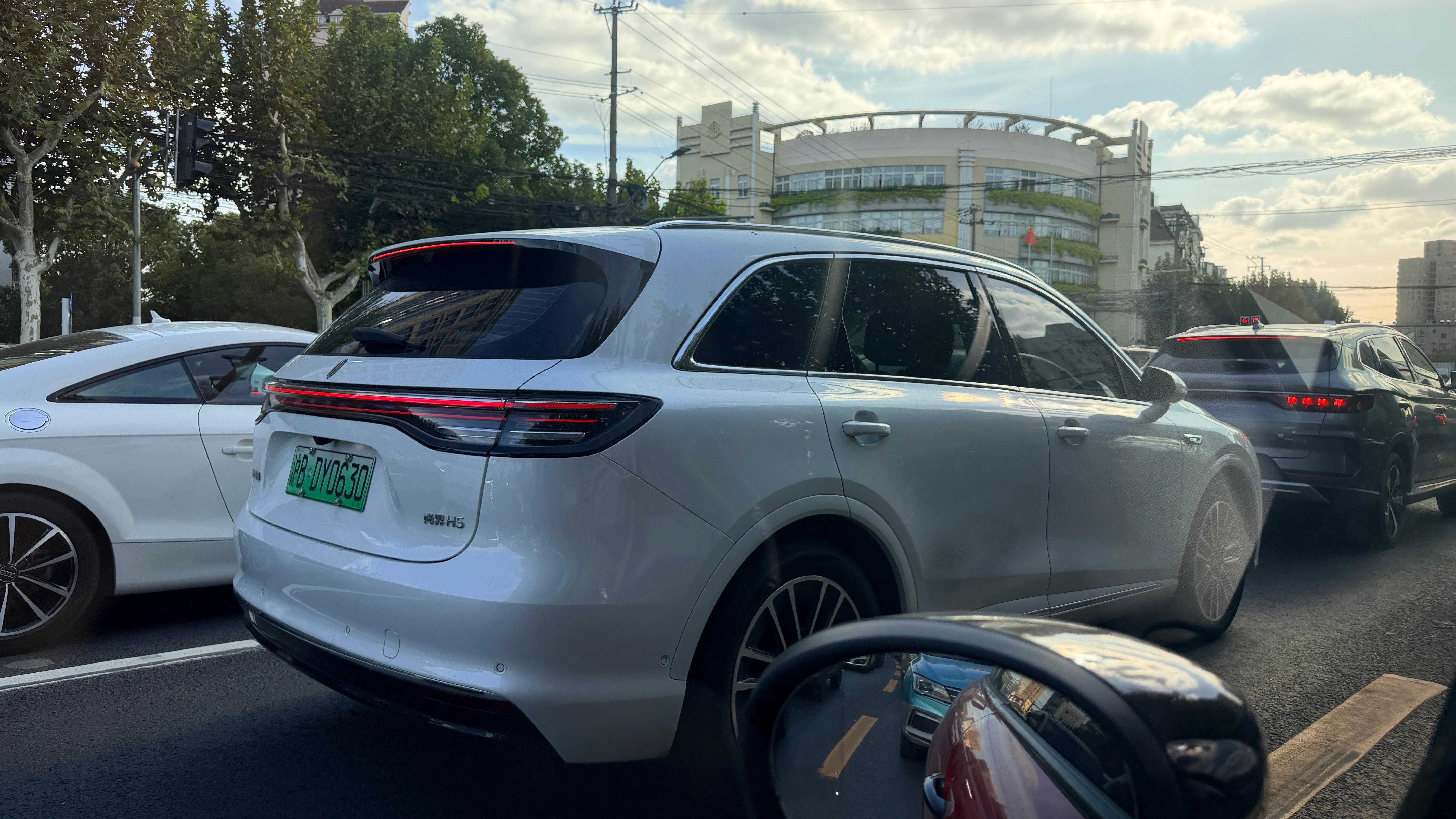 第一次在上海看到尚界H5，主打一个便宜有华为。上汽的车在上海属于主场作战，尚界能