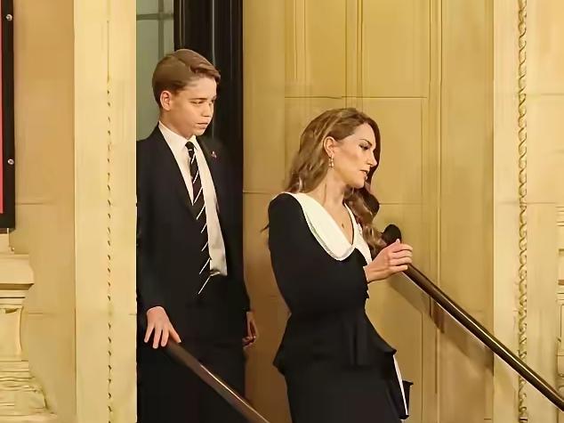 很明显，凯特是要做自己的大女主呀！
没有威廉，凯特也自在，表现得那是相当的优秀，