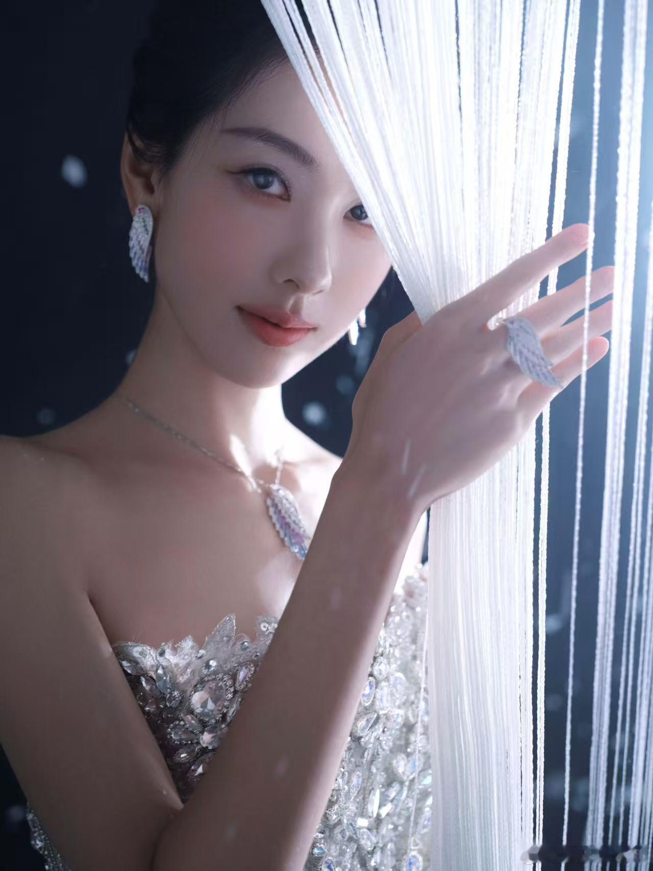 陈都灵银色流苏裙 被陈都灵的银色流苏裙狠狠拿捏了！清冷又贵气的感觉，走两步都像在