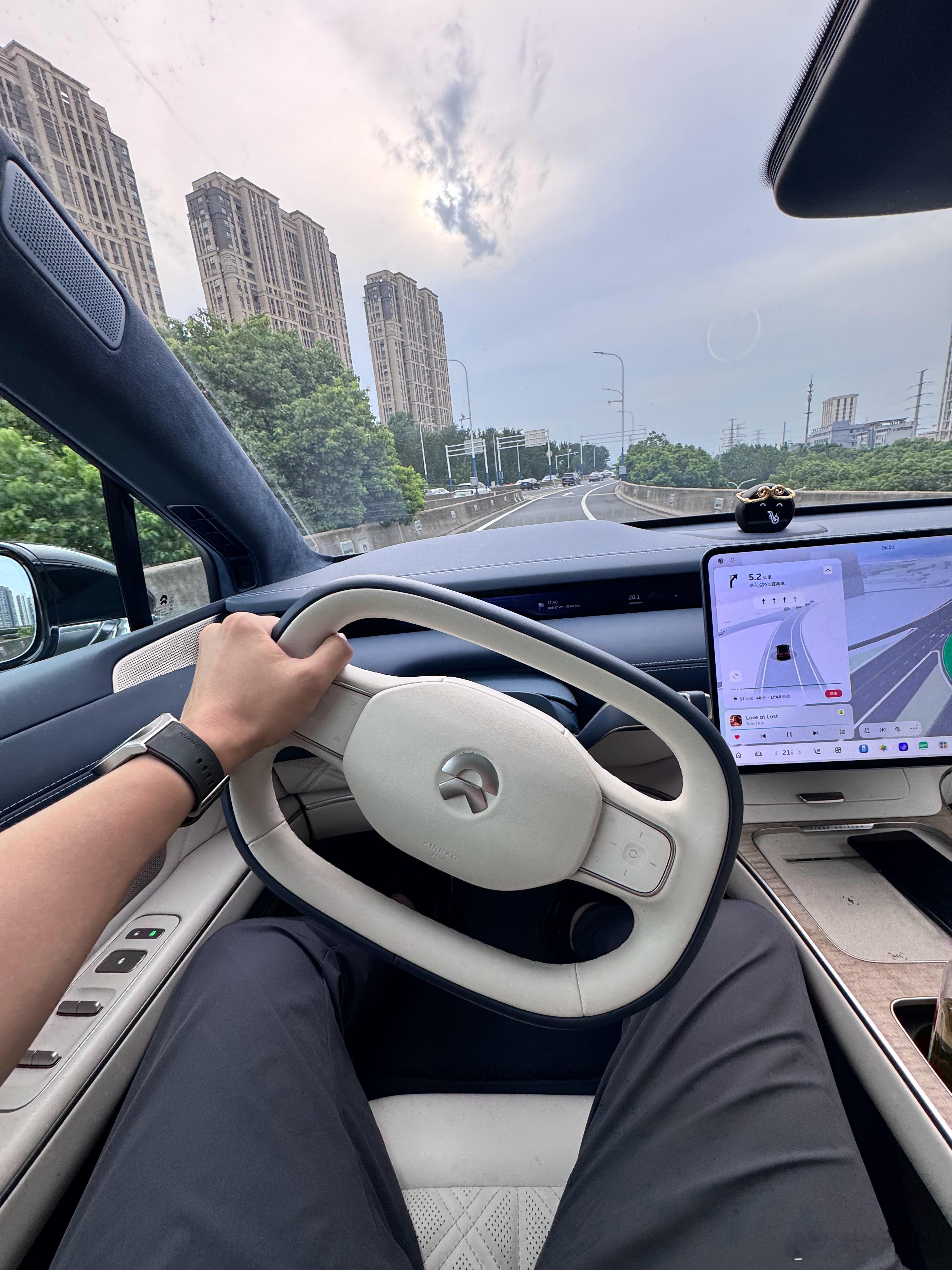 ET9 的驾驶乐趣实在是高，高到我哪怕在高速公路都更想人驾。开ET9 进出高速匝
