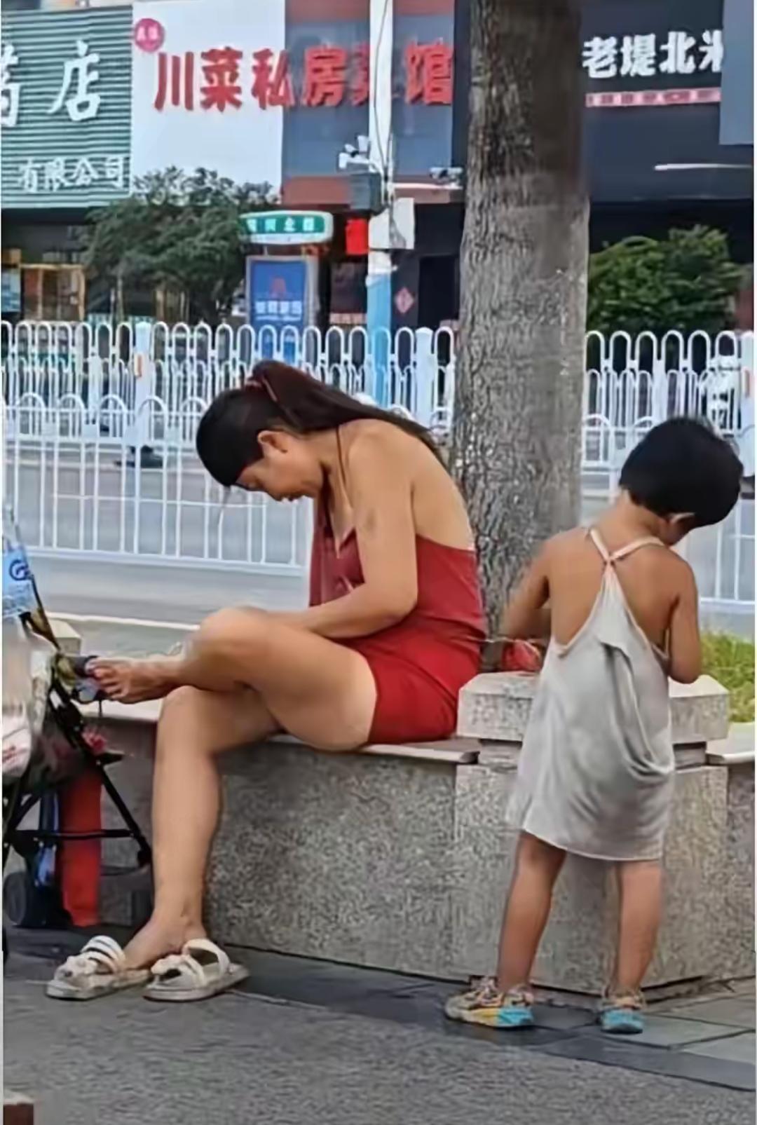 徐州街头的红裙子，看着扎眼。

衣服是干净的，孩子脸上却有印子。

摊主说她脑子