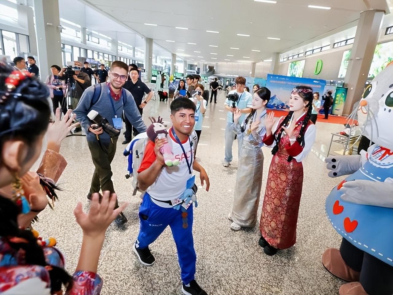 如今中国的街头巷尾竟成了热闹非凡的“世界会客厅”？无论是繁华的都市商圈，还是静谧