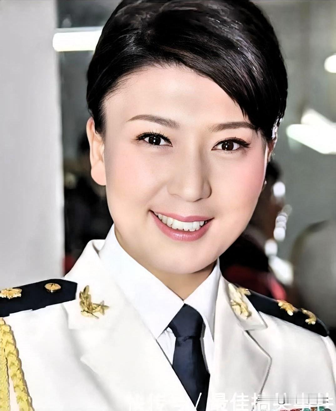 闫学晶腊月二十八登上辽视春晚，携相声、皮影与走秀亮相，收视率冲到4.16%，断层