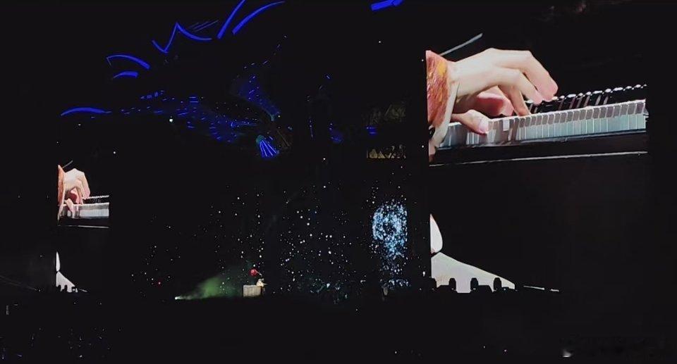 许嵩[超话]  新鲜的许嵩出炉一波，就是说这双手也太好看了吧，骨节分明，洁白如玉