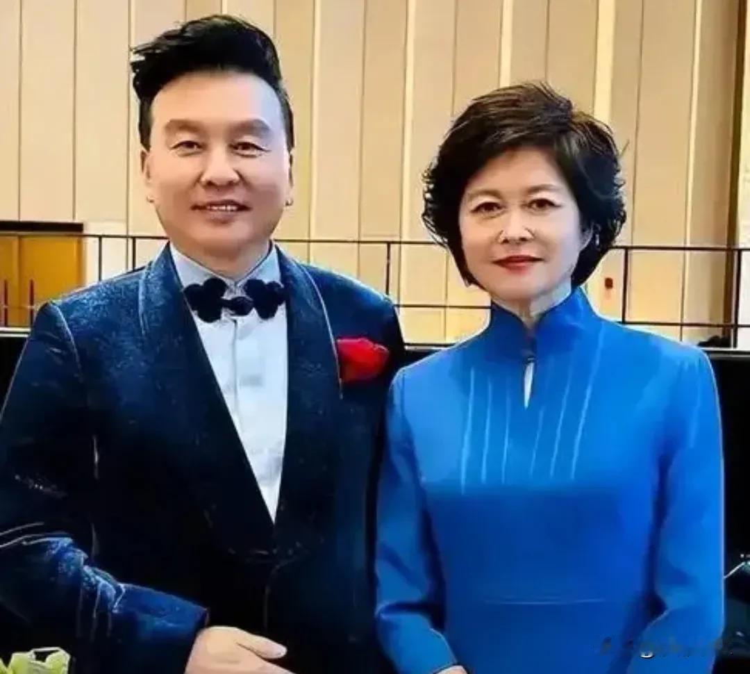 主持人张泽群，致敬发文！

9月17日，北京八宝山。
敬一丹的告别仪式刚结束，张