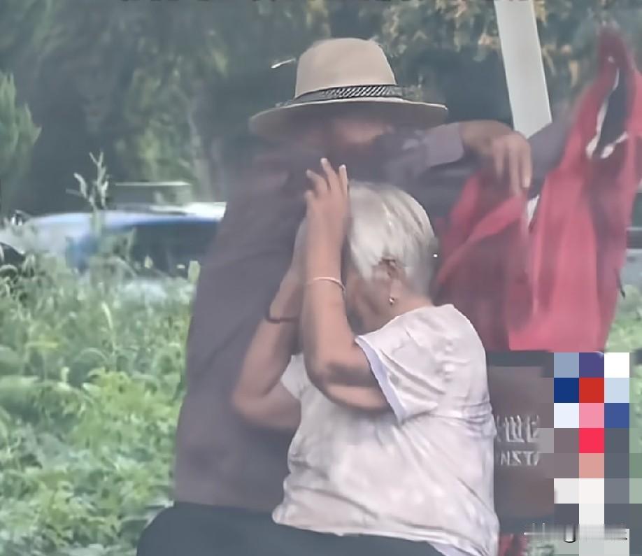 7月13日，山东德州，下雨了，路上一位老人把唯一的一件雨衣给老伴穿上，然后，自己
