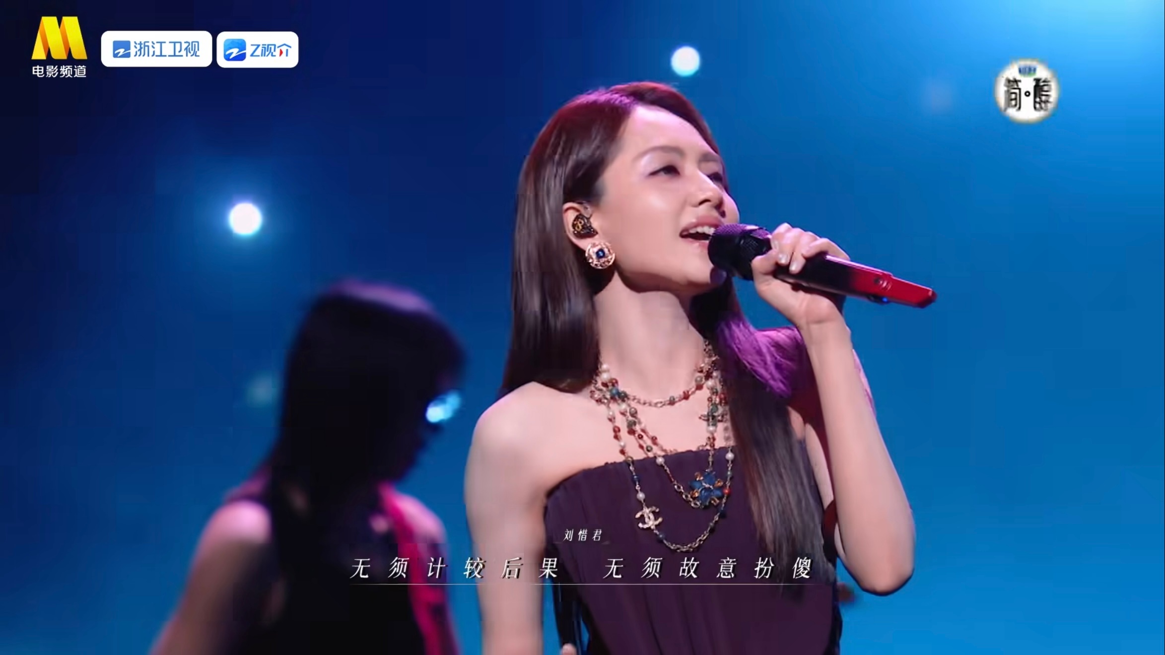 你意思是今年还没过半刘惜君就这样轻轻松松贡献出了两个载入史册的年度音综舞台？ 