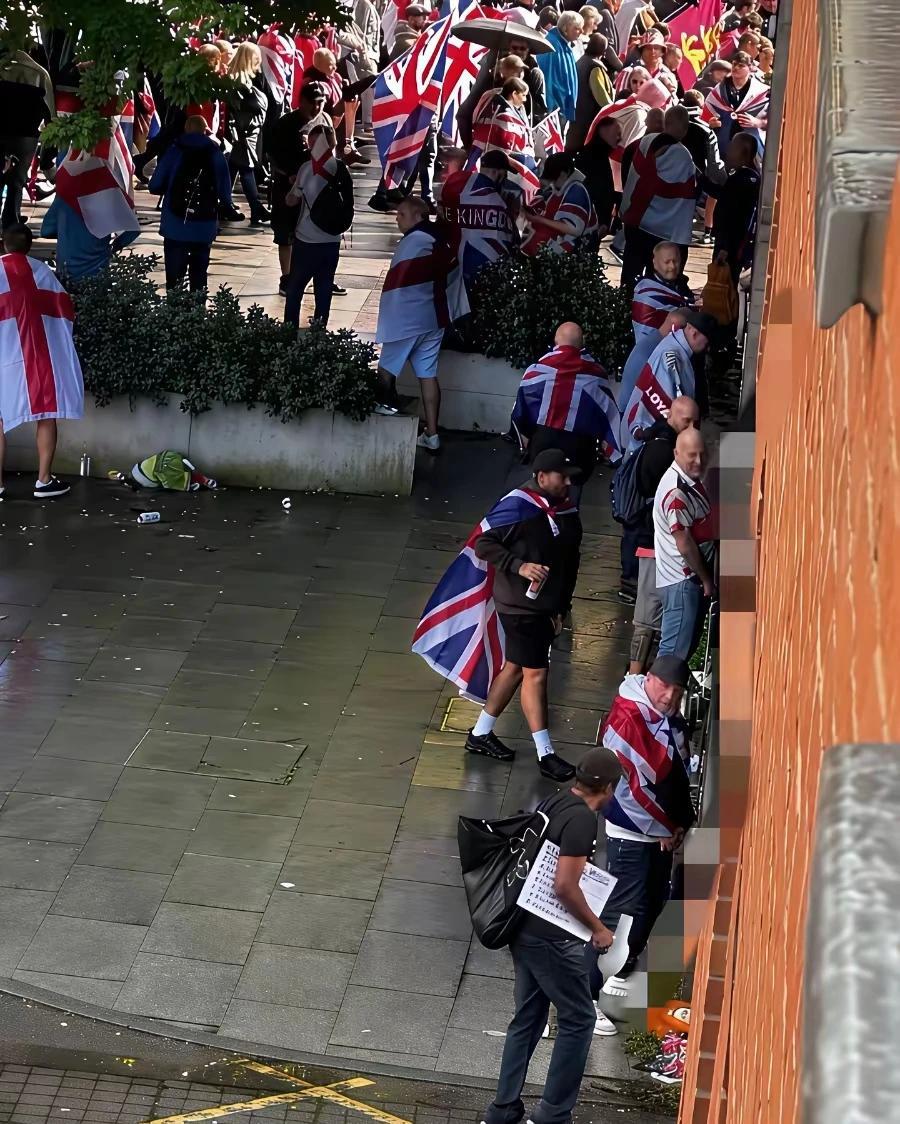 印度人很生气，一群人英国人身披国旗在大马路上随意大小便没人说他们。

印度人在海