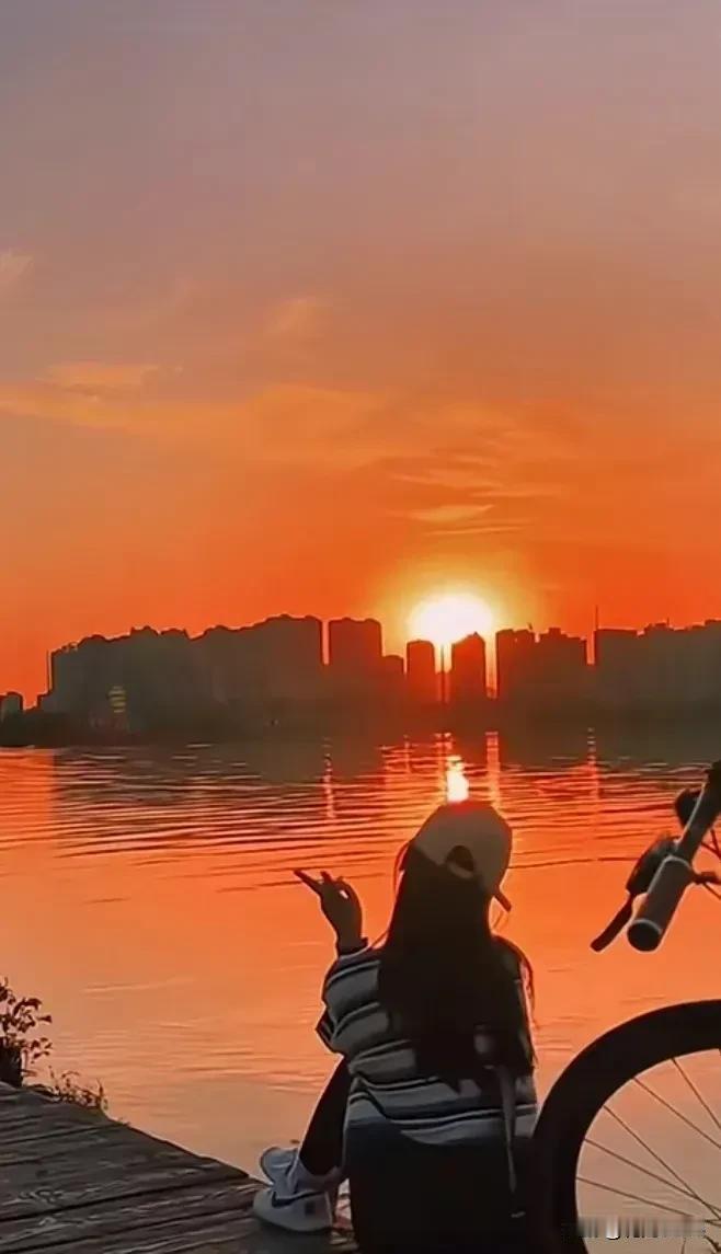 《岁无暇》
落日余温漫煮茶
清风惬意戏云纱
畅游墨海星伴月
别样诗情岁无暇