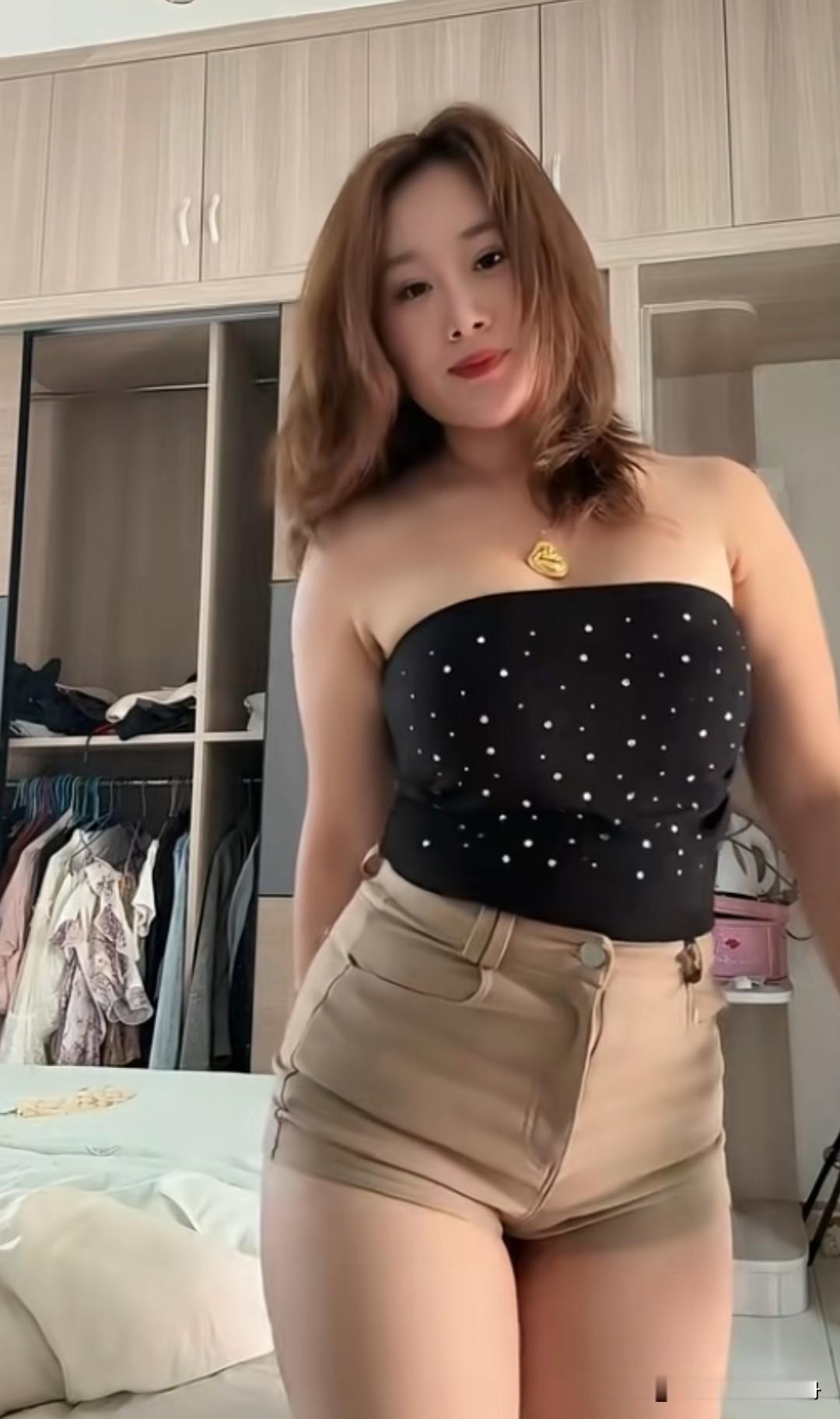 衣柜里的衣服快不能穿了。